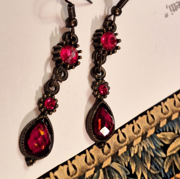 Romantic Red Rhinestone Earrings with Intricate Metalwork - Picture 4 of 8
